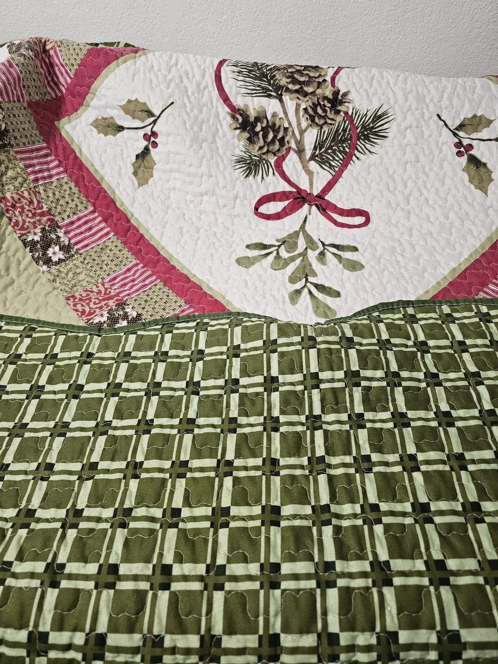 Winston Brands Inc. Full/Queen 86x86 Christmas Patchwork Quilted Quilt